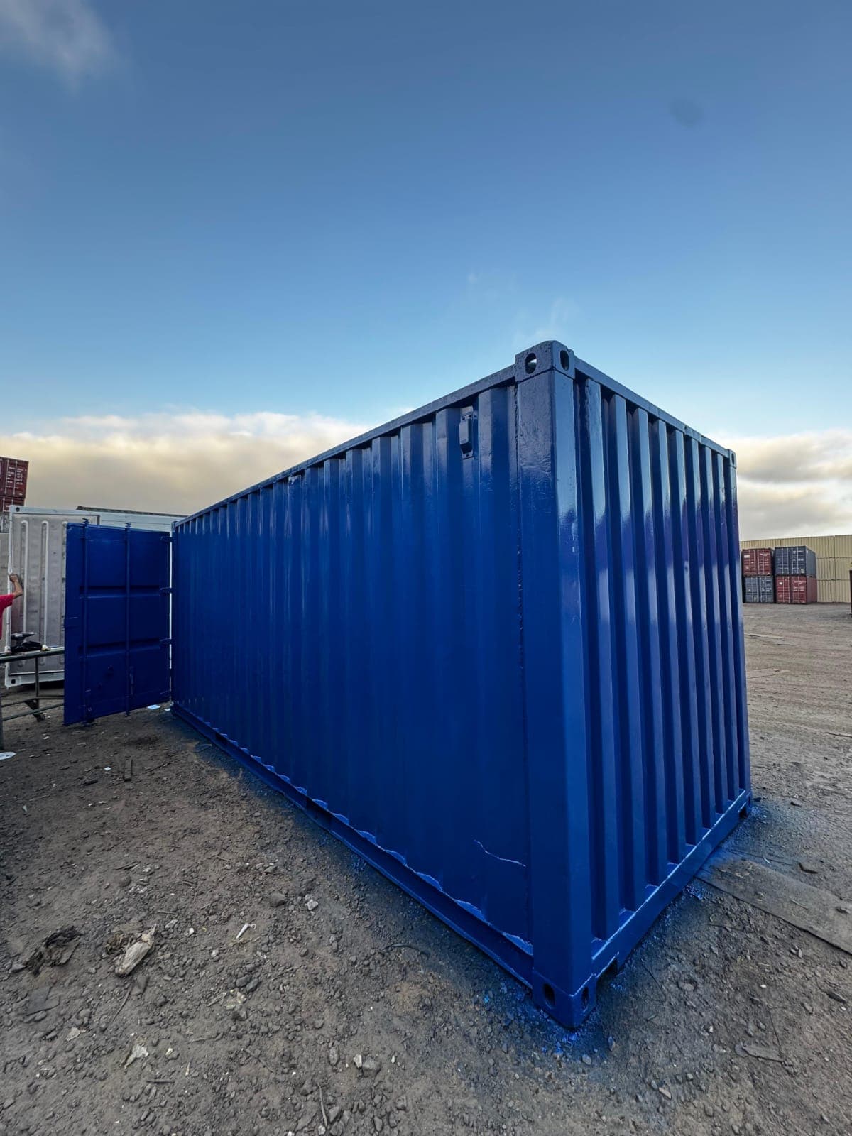 Container azul com pintura personalizada para operação empresarial