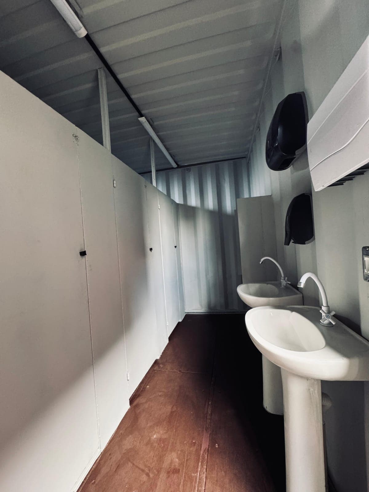 Banheiro finalizado dentro de módulo container