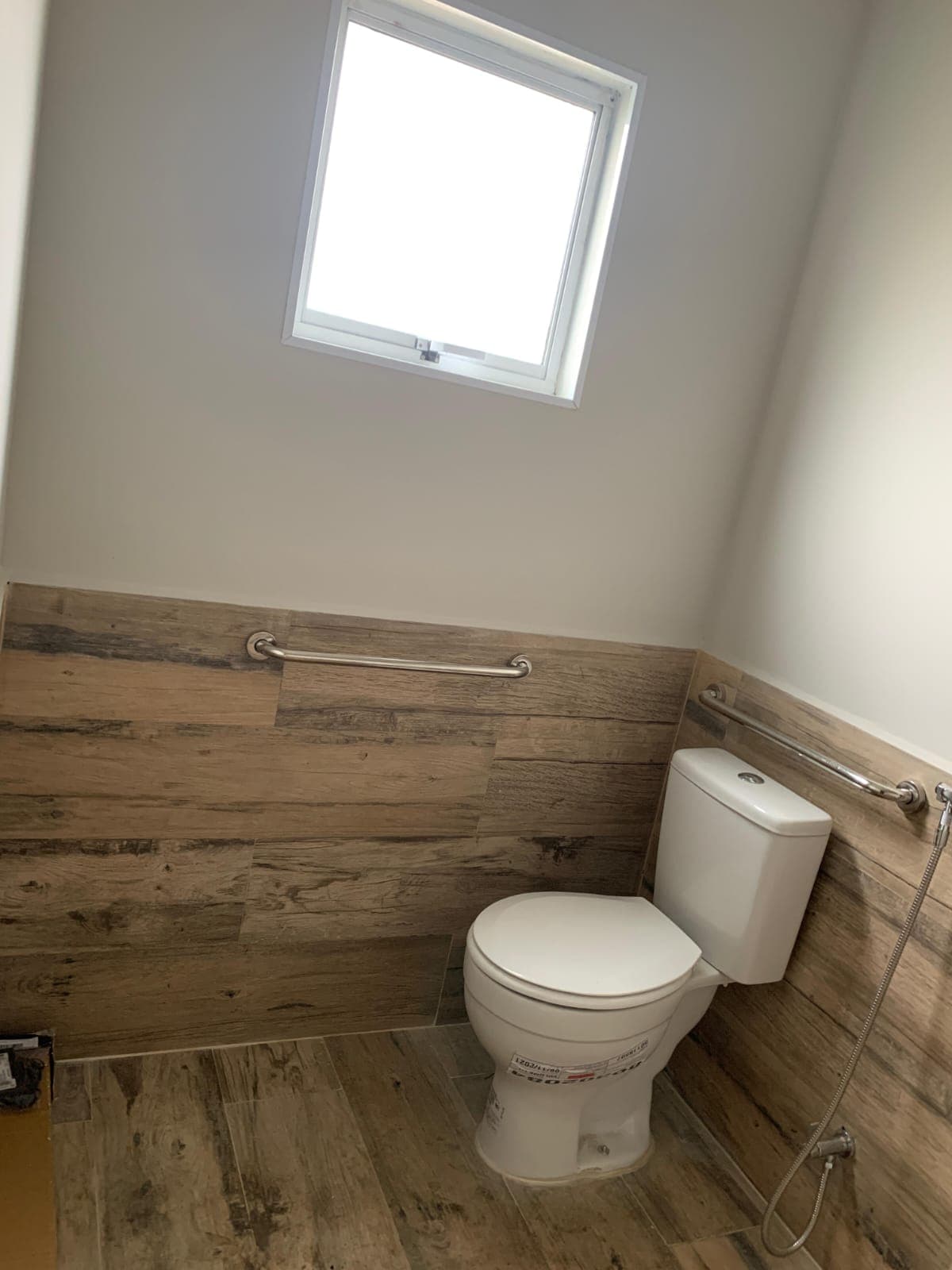 Área interna de sanitário modular com pias e divisórias