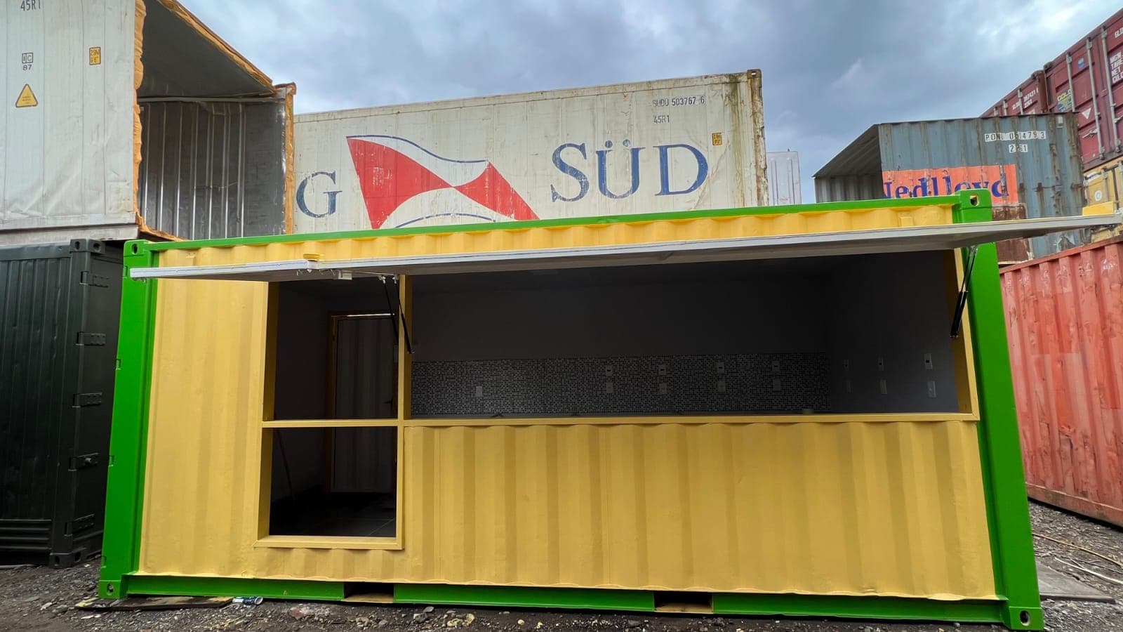 Container comercial amarelo preparado para operação de vendas