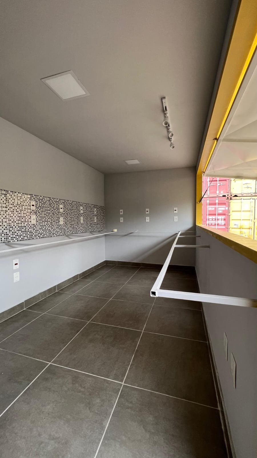 Ambiente interno de módulo comercial com acabamento pronto para atendimento