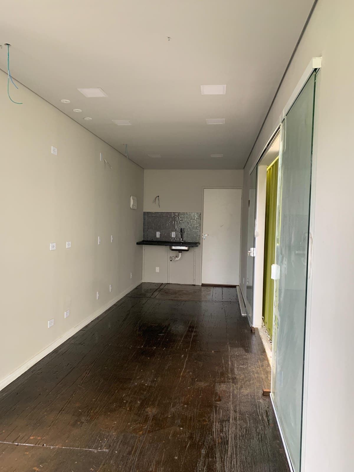 Interior com bancada e preparação para cozinha em módulo habitável