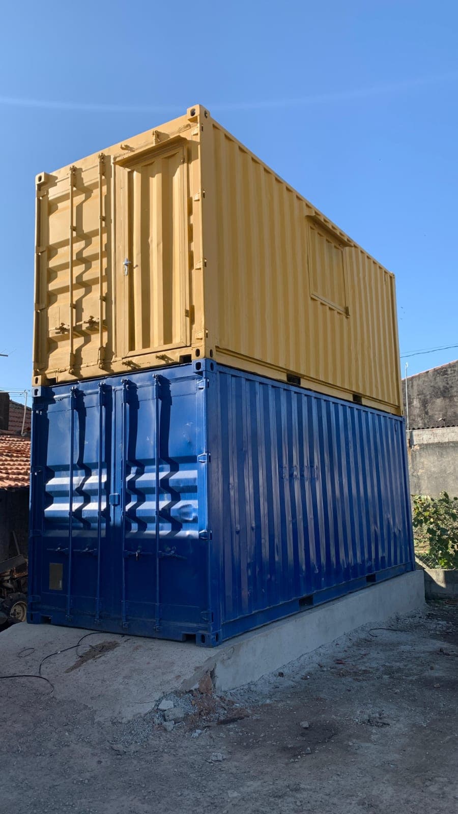 Dois containers empilhados compondo estrutura modular corporativa