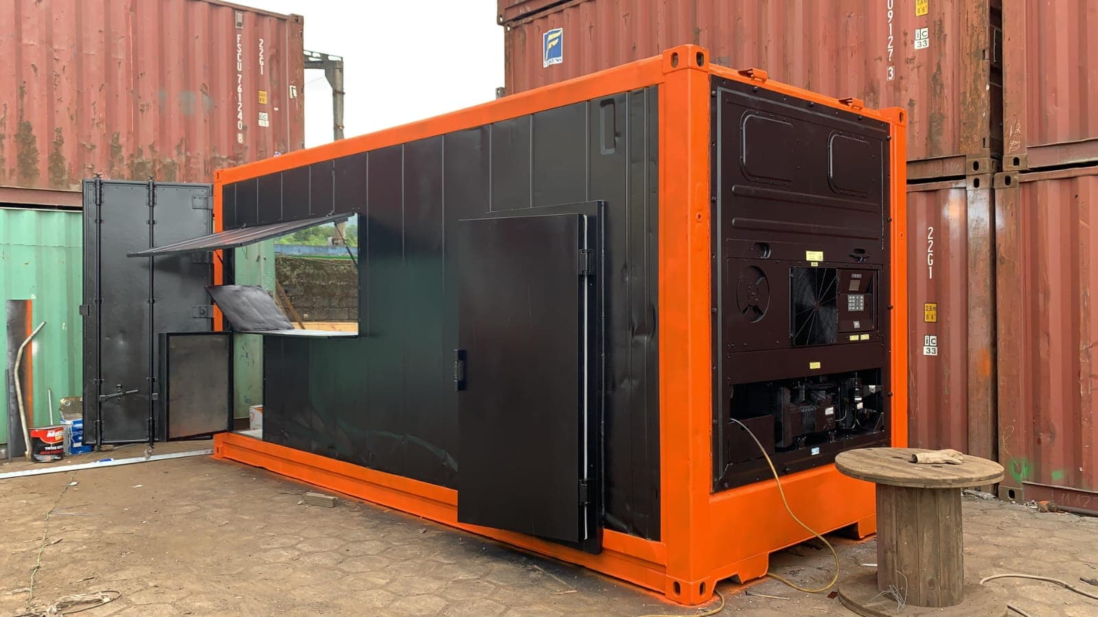 Unidade em container para uso corporativo e operacional