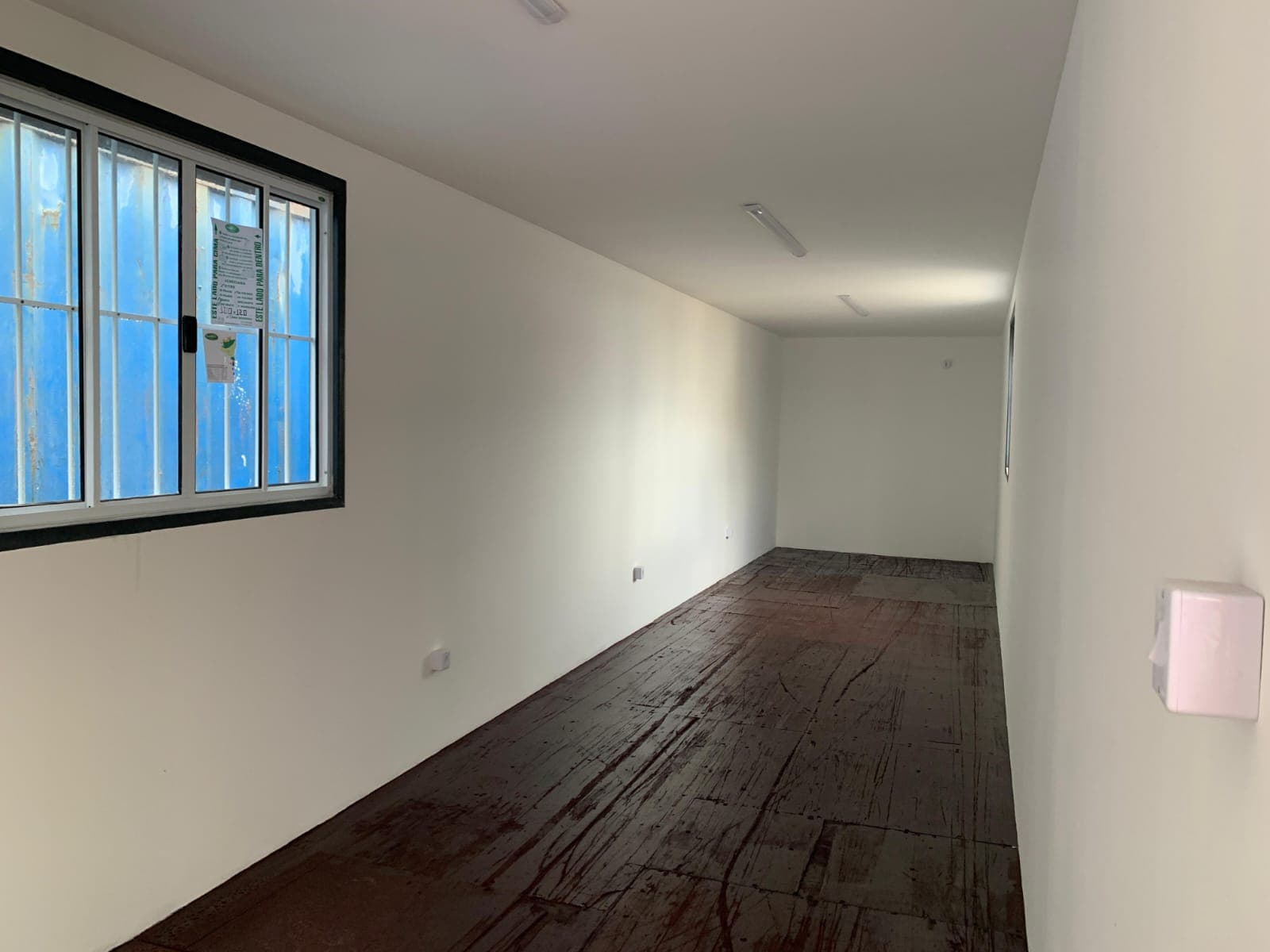 Ambiente interno de container com acabamento em madeira