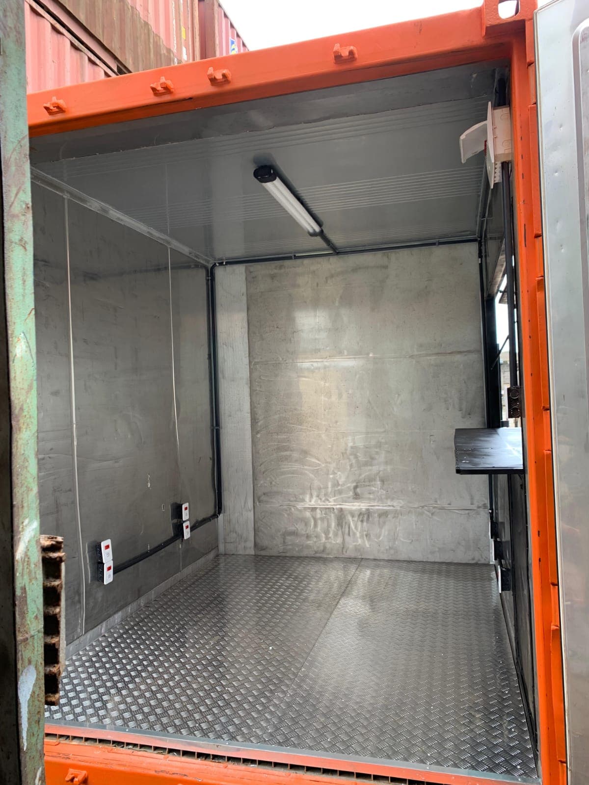 Ambiente interno com tomadas, iluminação e preparação funcional