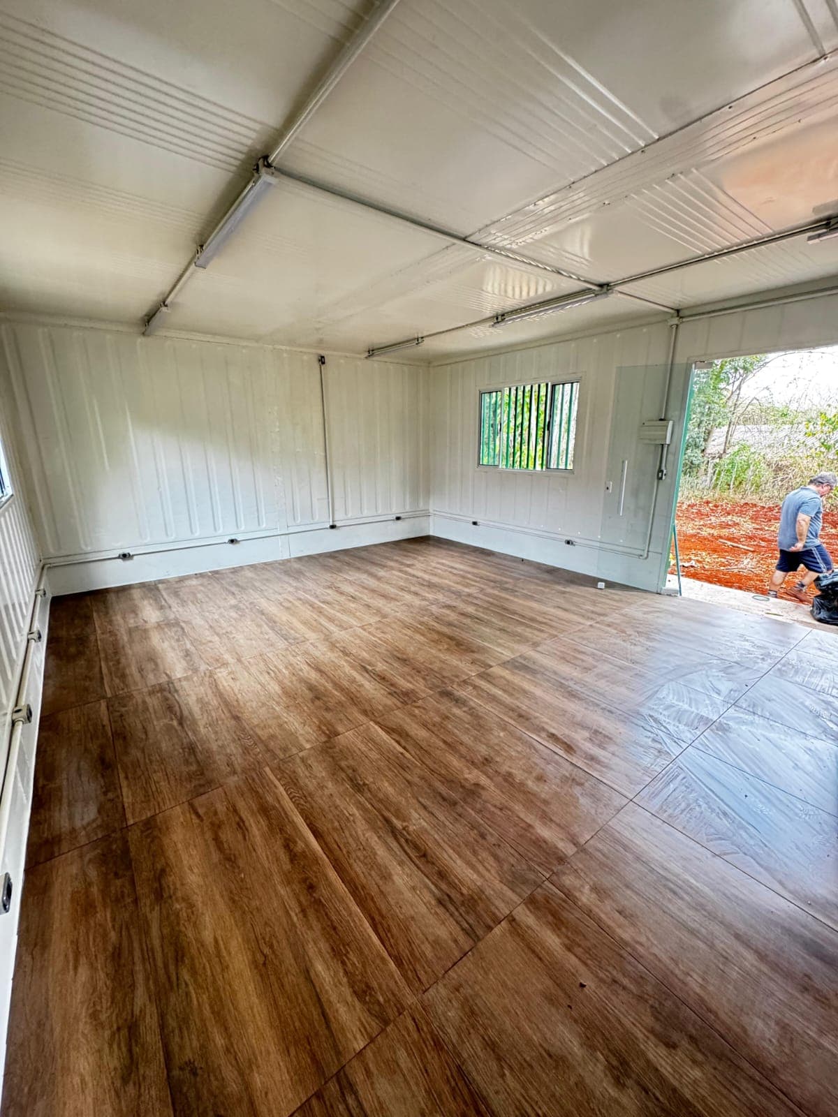 Espaço interno com piso amadeirado e acabamento residencial