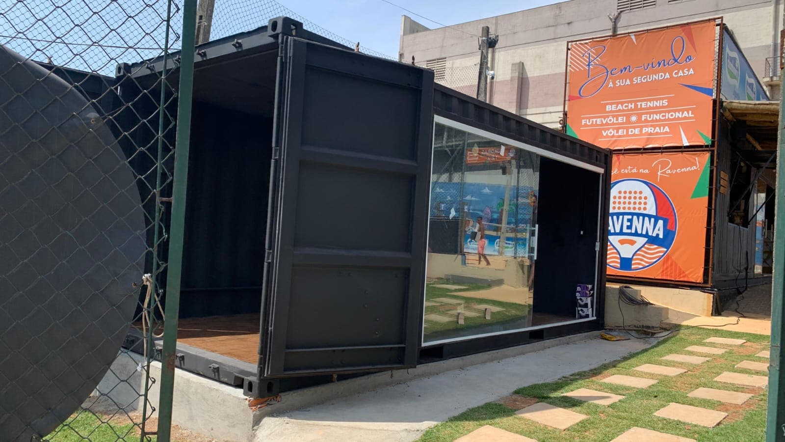 Projeto comercial em container preto instalado em complexo esportivo