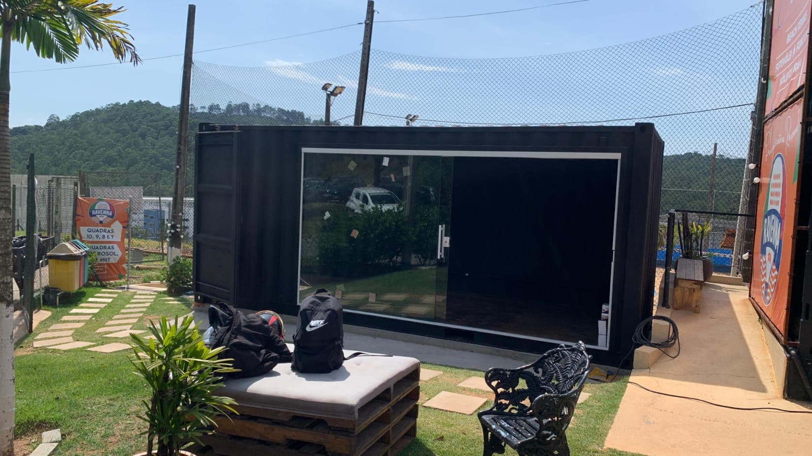 Unidade modular com fachada aberta e área de exposição