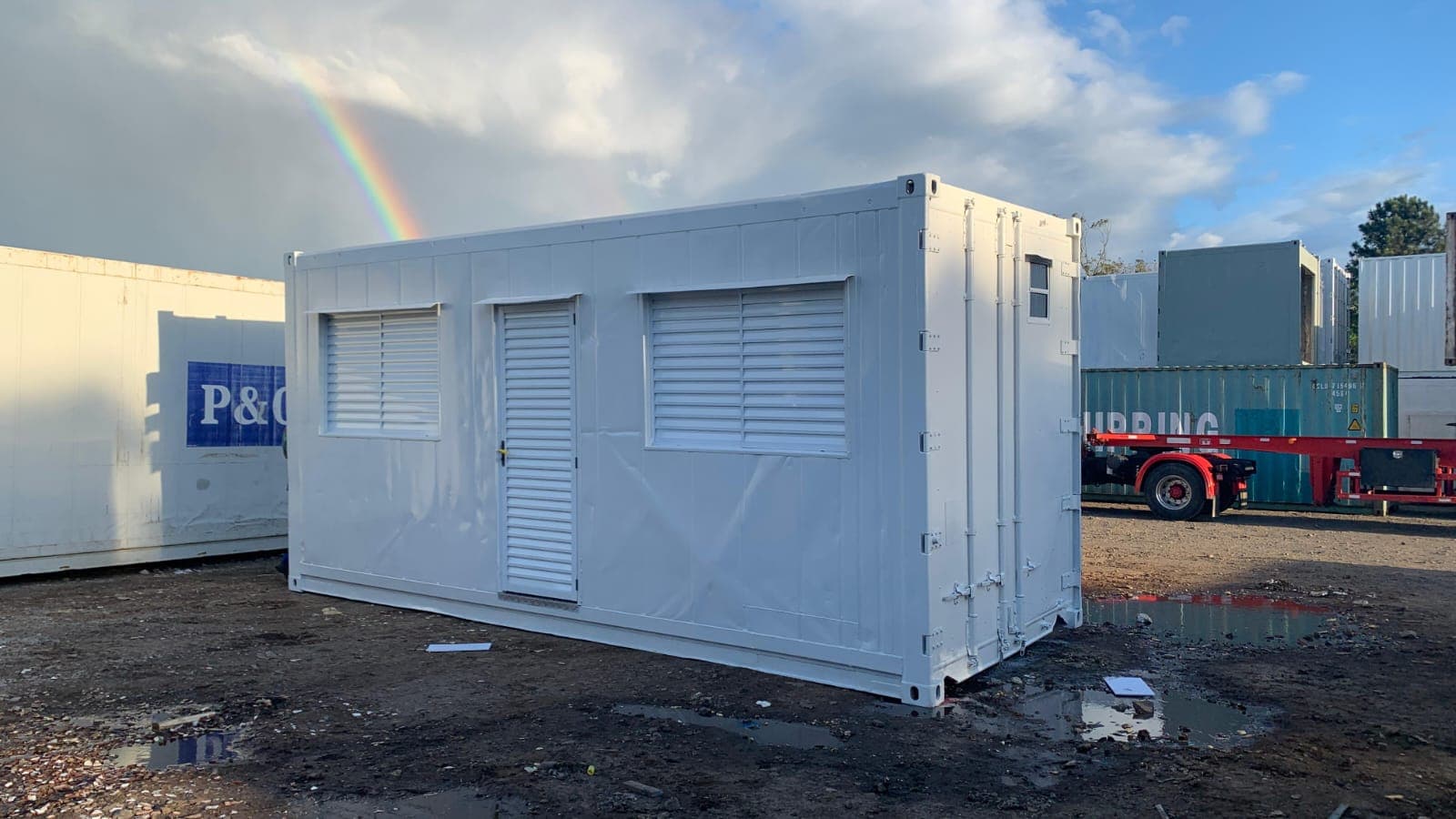 Container branco adaptado para escritório e suporte operacional