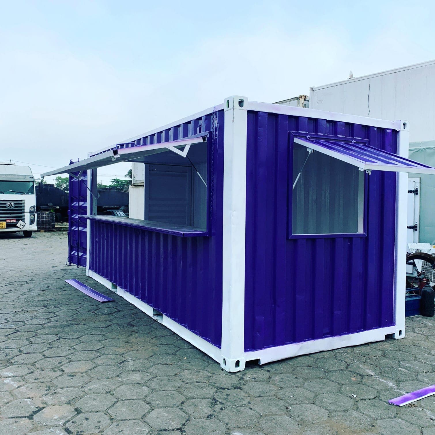 Container roxo customizado para uso comercial