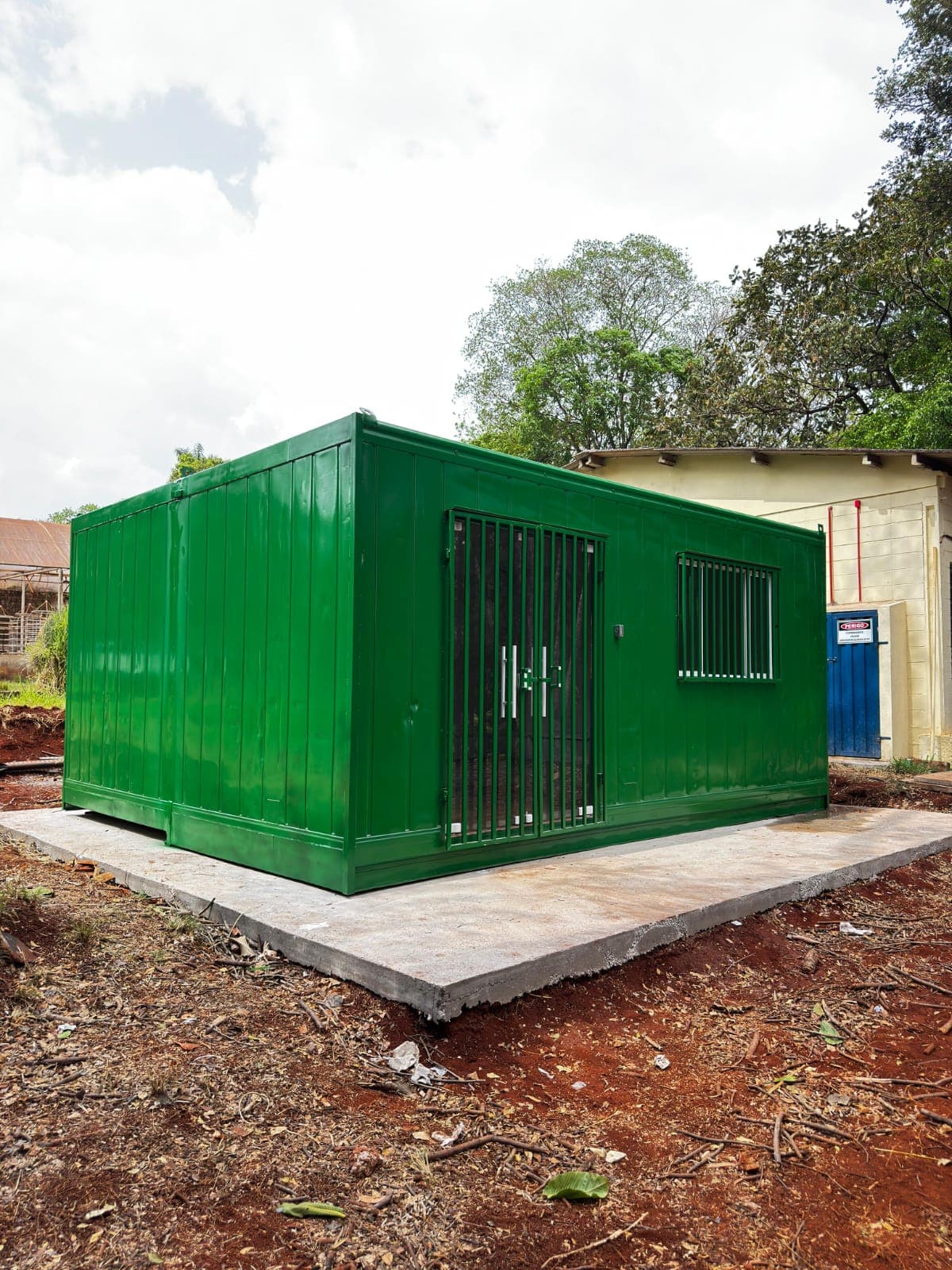 Container verde adaptado para operação comercial externa