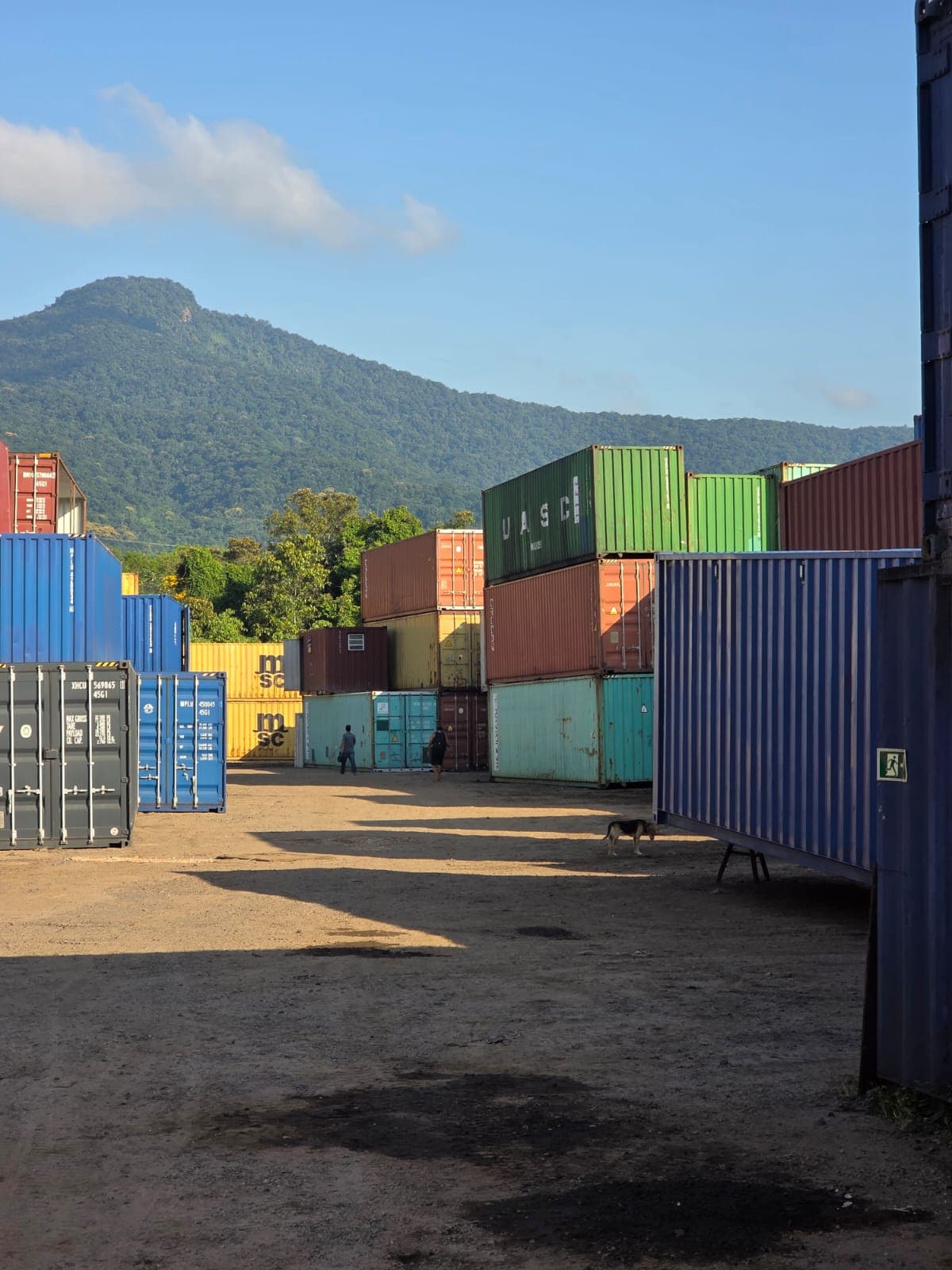 Interior modular finalizado com piso amadeirado